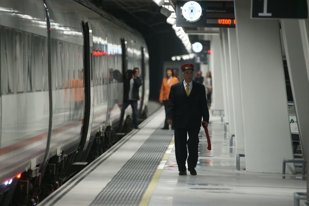 El jefe de estación dando la salida al tren del Eje Atlántico Vigo-Coruña en Urzaiz.