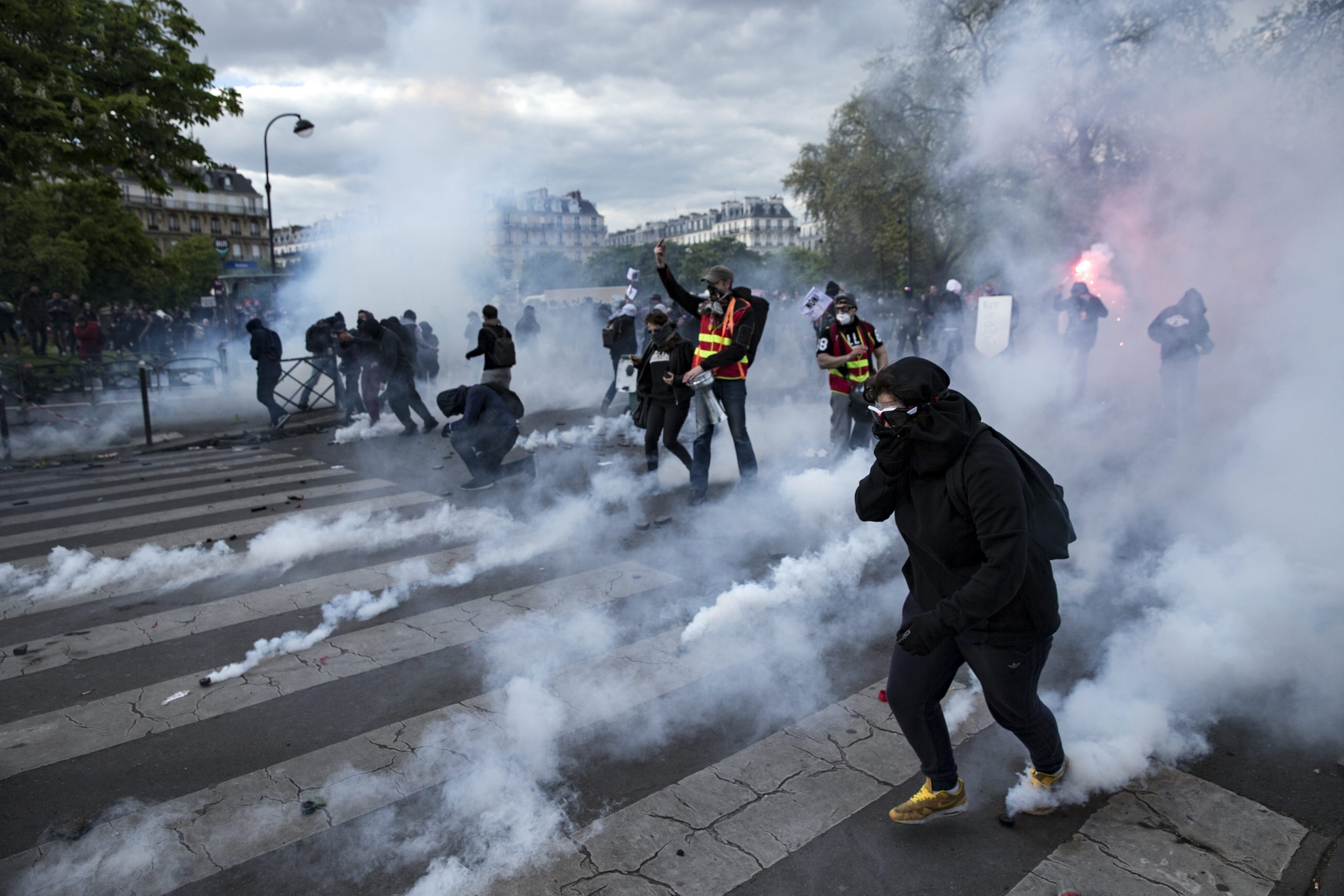 法国2019年首轮示威登场 巴黎数以千计民众游行抗议_视觉