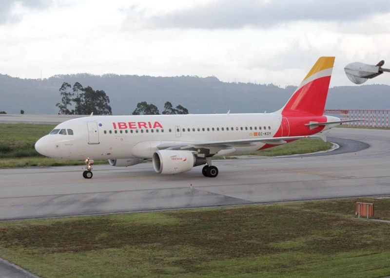 Un avión de Iberia, ayer en el aeropuerto de Peinador, que celebró sus buenos datos de mayo.
