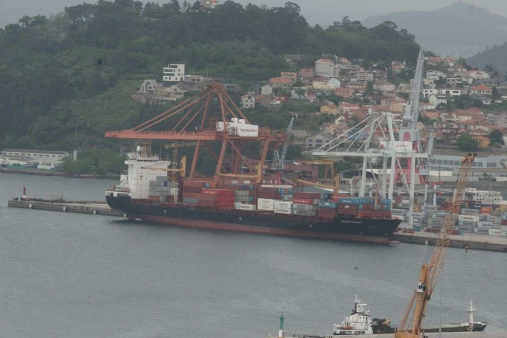 Un mercante con contenedores de Maersk y de otras firmas, ayer descargando en Guixar.