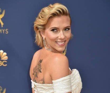 Resultado de imagen de Scarlett Johansson descubre un tatuaje oculto en los Emmys 2018