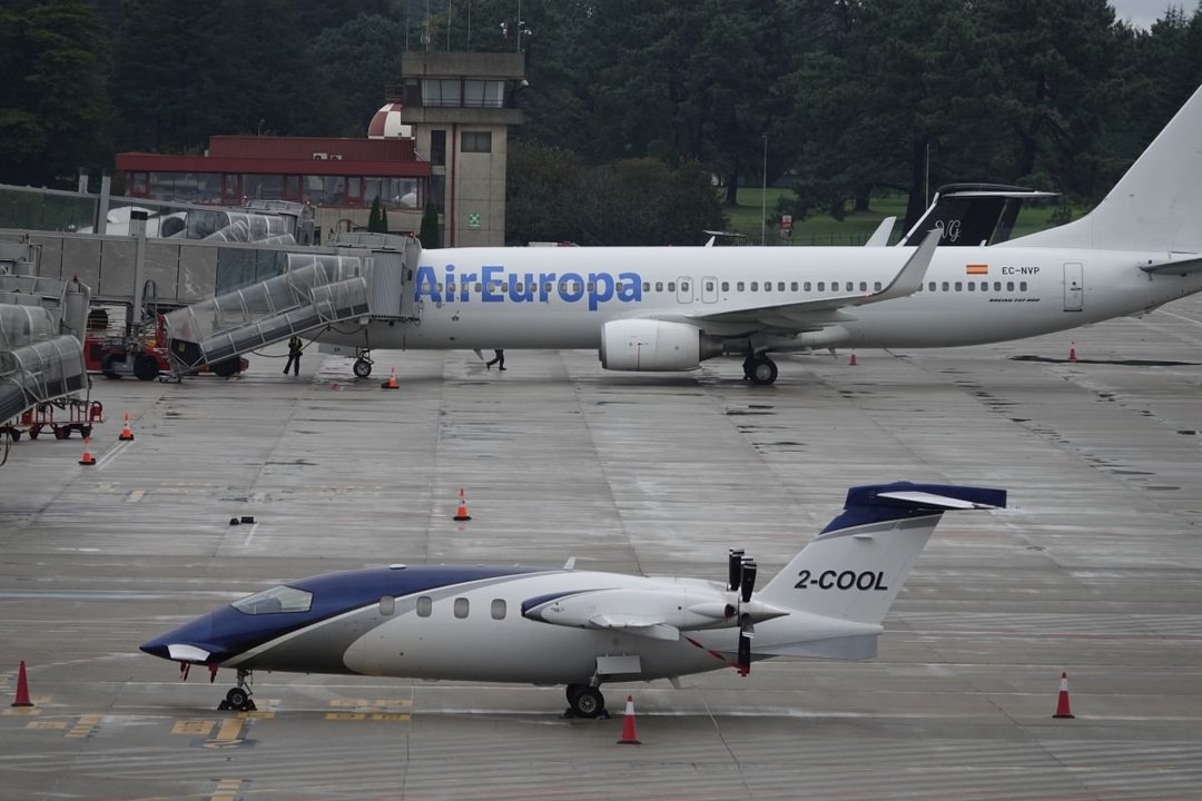 Dos aviones estacionados, uno comercial de la aerolínea Air Europa y otro de ámbito privado.
