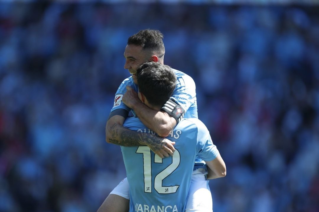 Iago Aspas y Anastasios Douvikas celebran el segundo gol del moañés el pasado sábado.