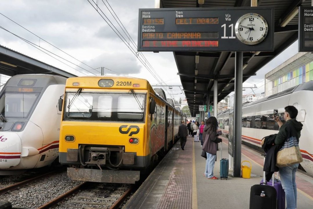 El Tren Celta que conecta Vigo con Oporto, estacionado en la estación de Vigo-Guixar.