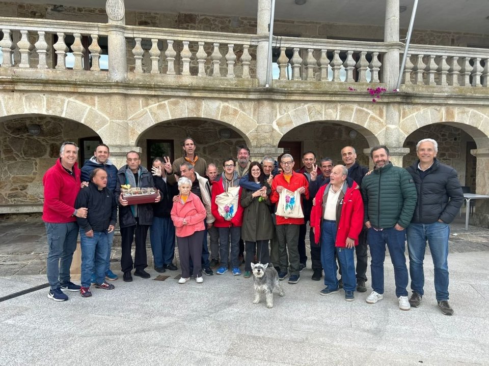 El grupo del Instituto Médico Pedagógico de Barcelona durante su visita en O Rosal.