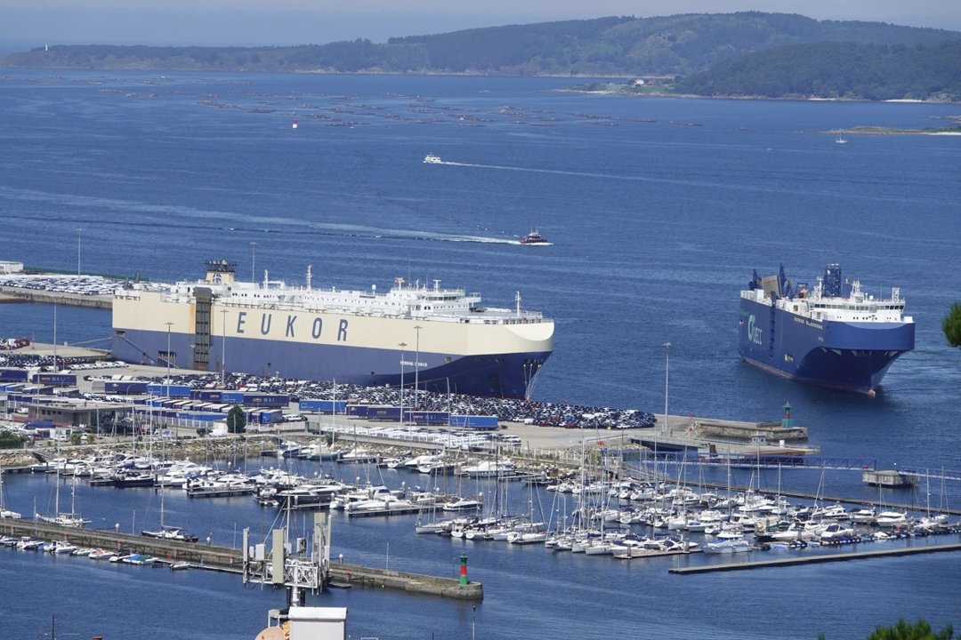 Dos buques de carga de vehículos operando esta semana en la terminal marítima de Bouzas.