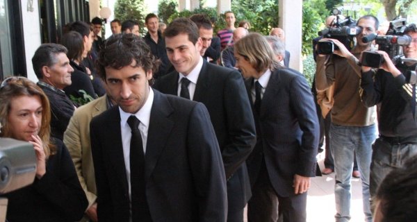 Raúl, Íker Casillas y Míchel Salgado, ayer por la mañana entrando en la capilla del tanatorio de Pereiro para asistir al funeral por Genaro Borrás. Foto: j.v. landín
