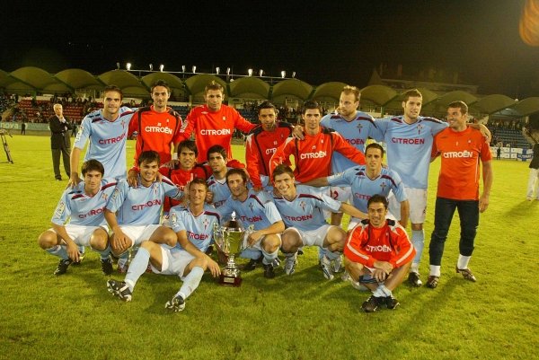 El equipo vigués posa en el campo de O Couto con el trofeo que le acredita como campeón de la Copa Galicia por segundo año consecutivo. foto: j.v.landín
