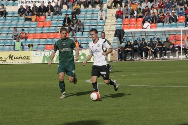 David Rodríguez controla el balón ante la presencia de un jugador del Racing de Ferrol. foto: la tribuna