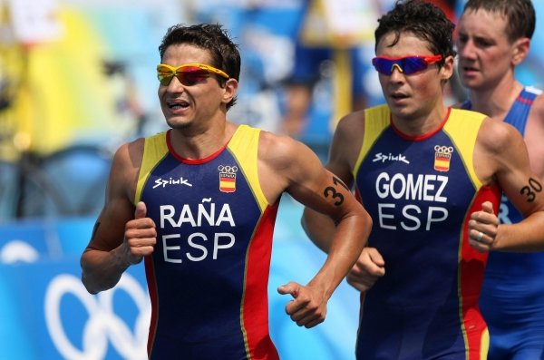 Iván Raña y Gómez Noya durante la prueba. (Foto: M. Sayao)