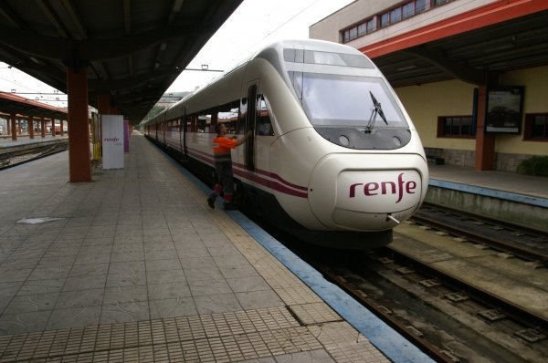 El mini AVE Vigo-Barcelona, la primera línea en parte de alta velocidad que llega a la estación.