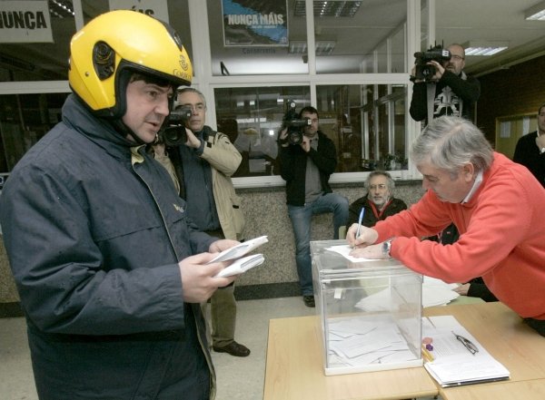 Un cartero hace entrega de los votos por correo en Santiago.