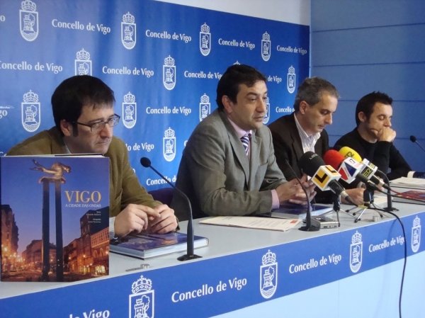 Eduardo Rolland y Javier Teniente, a ambos lados de la mesa, junto a Santiago Domínguez y Xesús López. foto: s.e.