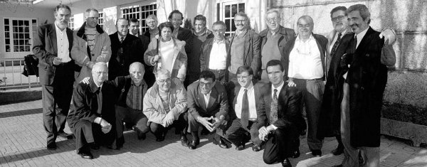 Miembros de la Corporación municipal de 1979 (algunos ya fallecidos) se reunieron en 1996 en esta foto. Manuel Soto, agachado, el segundo por la izquierda.