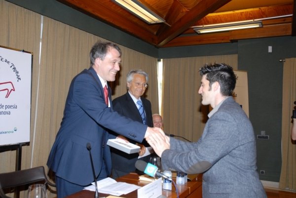 O conselleiro Roberto Varela, xunto a Julio Fernández Gayoso, fai entrega do premio a Luís Valle. foto: s.e.