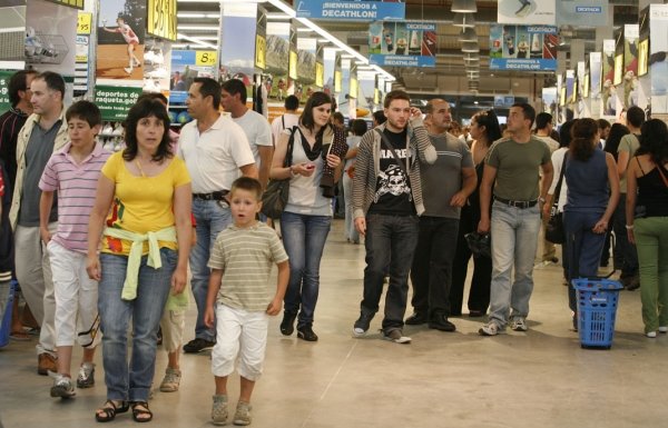 Miles de personas se acercaron a comprar y curiosear por las tiendas. Arriba, el interior de Decathlón.