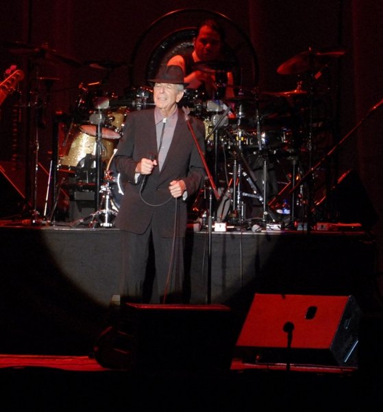 Leonard Cohen, con sombrero, ayer ante 30.000 personas en la larga noche de Castrelos. Foto: lydia miranda