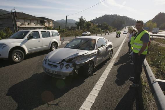 El coche conducido por un hombre de 75 años colisionó con dos vehículos sin provocar heridos. foto: alberte.