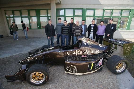Pilotos e ingenieros, junto al vehículo de Fórmula Cafés Arume de Vicente Vieitez. foto: vicente.