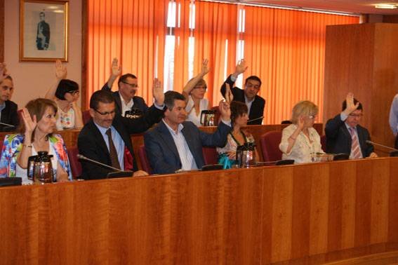 Los ediles socialistas durante una votación celebrada en el pleno de la Corporación de ayer. foto: vicente.