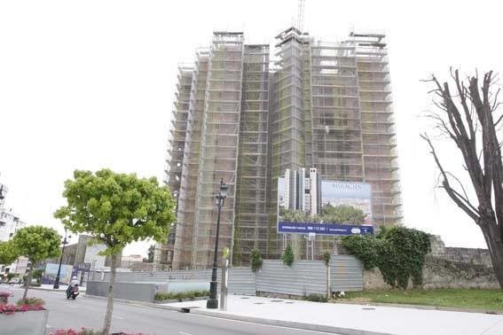La torre Miracíes, que con sus 20 plantas y su situación elevada es el techo entre viviendas de Vigo.