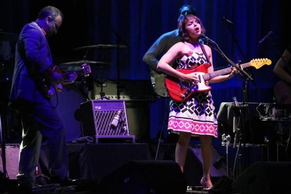 La estadounidense Norah Jones abrió los conciertos del verano en el auditorio de Castrelos con una puesta en escena intimista en una noche cálida. Foto: Nuria Currás