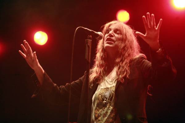 Patti Smith salió ayer al escenario de Castrelos en lo que fue el segundo concierto de la temporada de verano previsto en el auditorio al aire libre. Foto: Nuria Currás