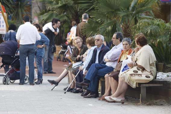 Gente mayor sentada en un parque de la ciudad de Vigo, una imagen habitual.