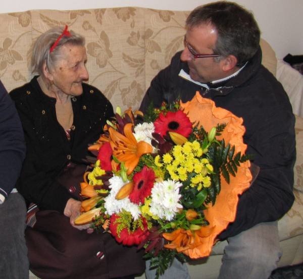 Venancia Martínez recibe un ramo de flores de manos del alcalde, Efrén Juanes.