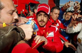 Fernando Alonso, firmando autógrafos esta pretemporada. Foto: EFE