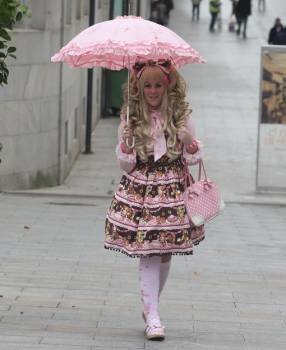 Cristina Vázquez pasea cuando puede por las calles de Vigo vestida de lolita. foto: landin.