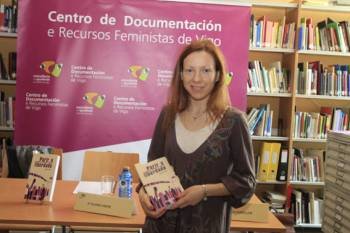 Elvira Fente presentou o seu libro onte no centro de estudos femininos de Vigo. foto: landin.