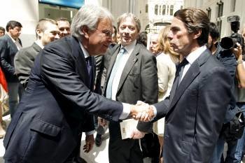Felipe González y José María Aznar se estrechan la mano, ayer en Madrid. (Foto: JUAN C. HIDALGO)