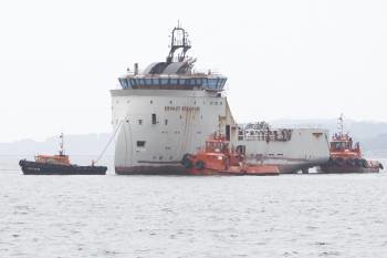 El sísmico que Factoría Naval estaba construyendo llegó ayer a Vigo para que lo acabe Armón. Foto: Nuria Currás