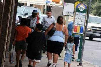 Imagen de varias personas con obesidad caminando por la calle.  (Foto: Archivo EFE)