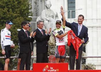 Juan José Cobo en el podio de Madrid (Foto: EFE)