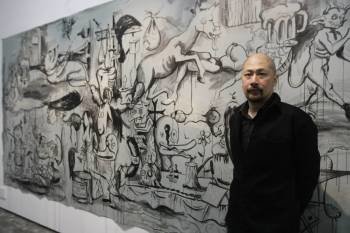 Manuel Ocampo, junto a una de las obras realizadas en la galería viguesa.