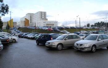 Los tres pisos de aparcamiento al aire libre del Meixoeiro están llenos desde primera hora con vehículos del personal. foto: paula perez.