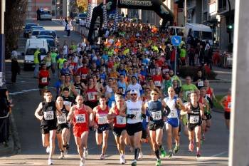 Unos 500 atletas se citaron ayer en la zona de Travesía de Vigo para inaugurar una prueba que nace con vocación de continuidad.