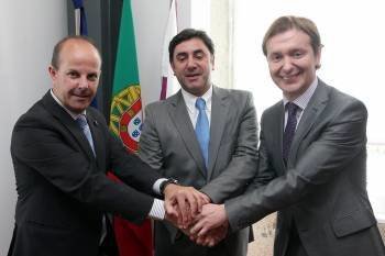 Los alcaldes y el director de Relaciones con la UE de la Xunta. ARCHIVO