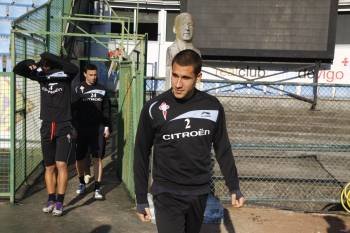 Hugo Mallo sale al terreno de juego de Balaídos para participar en el entrenamiento de ayer. (Foto: JV LANDÍN)