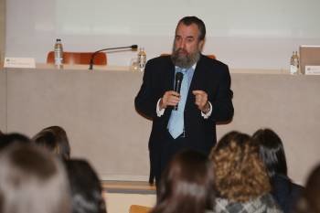 Javier Tourón pronunció una charla en el Museo do Mar. (Foto: VICENTE ALONSO)