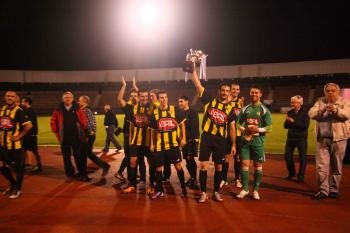 Los jugadores del Rápido posan con el trofeo de la Copa Federación.
