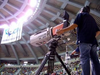 Un cámara de televisión, durante la retransmisión de un partido.