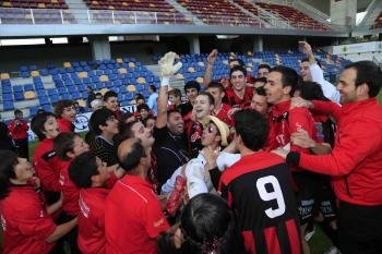 Los jugadores del Lalín celebran la victoria ante el Erizana en la Copa Diputación.