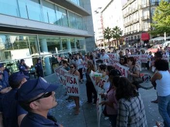 Los trabajadores trasladaron ayer sus protestas a la sede de la delegación de la Xunta en Vigo.