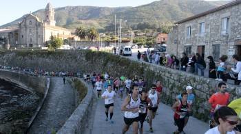 Los corredores pasaron junto al monasterio de Santa María de Oia al principio de la prueba. (Foto: FELIPE CARNOTTO)