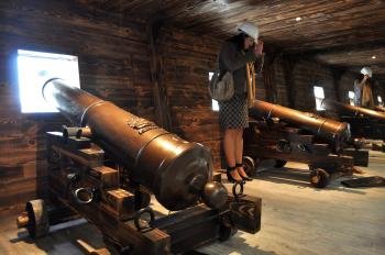 La sala de los cañones de un galeón, la zona más espectacular del 'museo' de la Batalla montado en la Fábrica del Alemán, en Rande.