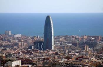 La torre Agbar, uno de los símbolos más visibles de la Barcelona moderna. (Foto: ARCHIVO)