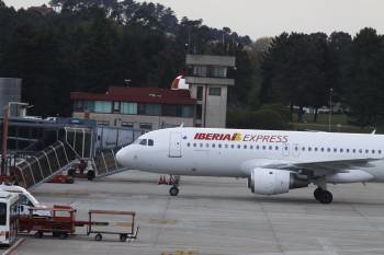 Un aparato de Iberia Express estacionado en el aeropuerto de Peinador.
